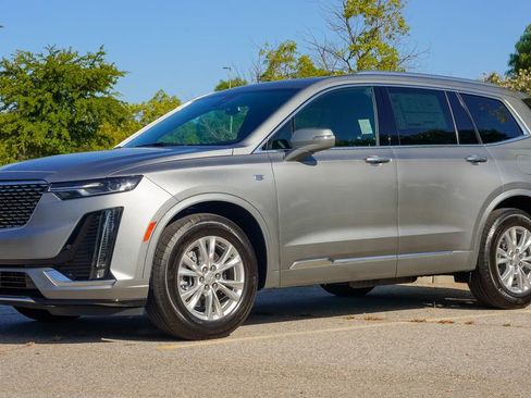 Certified 2025 Cadillac XT6 Luxury FWD image 8