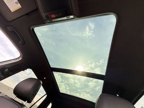 Certified 2024 Volkswagen Tiguan SE R-Line image 15