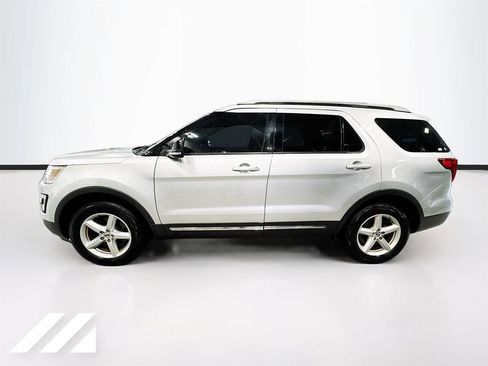 Used 2017 Ford Explorer XLT AWD/4WD image 8