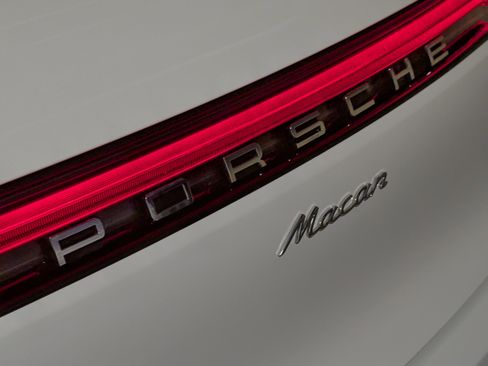 Certified 2025 Porsche Macan image 14