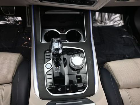 Used 2021 BMW X7 M50i w/ Dynamic Handling Package AWD/4WD image 16