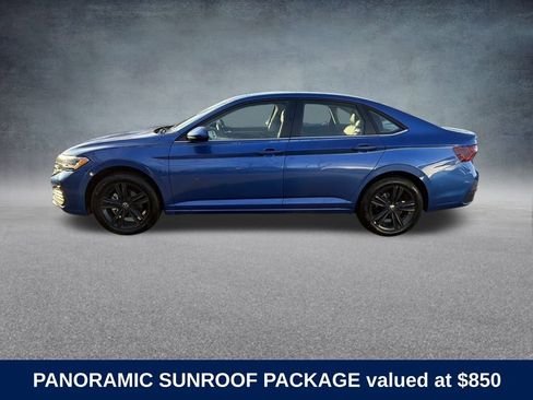 Used 2023 Volkswagen Jetta SE w/ Panoramic Sunroof Package image 2