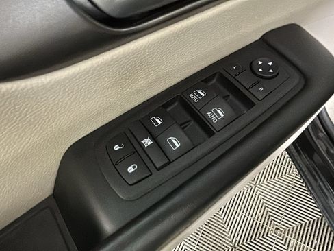 Used 2024 Chrysler Pacifica Limited FWD image 12