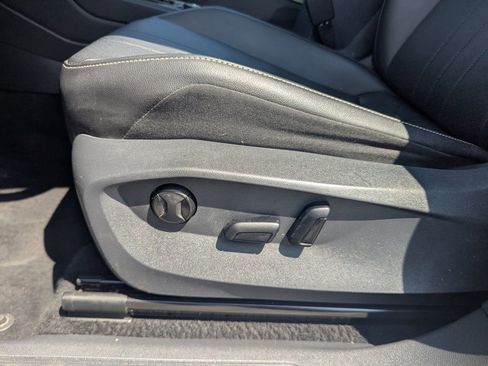 Used 2022 Volkswagen Tiguan SE image 32