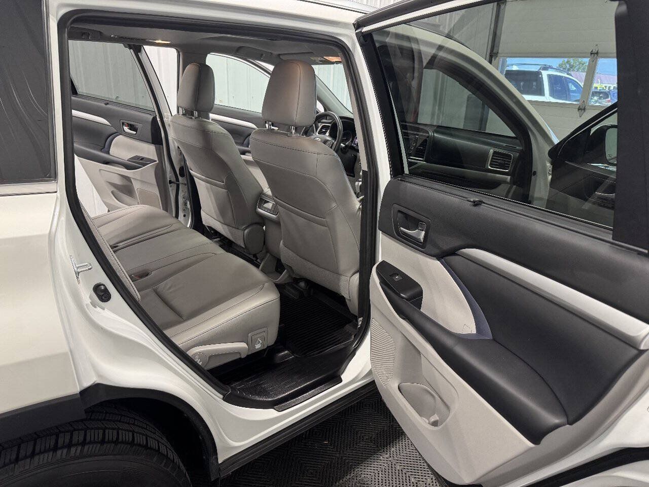 Used 2019 Toyota Highlander XLE AWD/4WD image 24