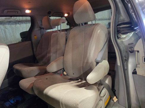 Used 2014 Toyota Sienna LE FWD image 5