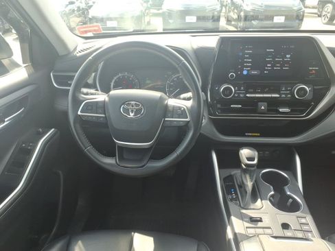 Used 2023 Toyota Highlander XLE AWD/4WD image 9