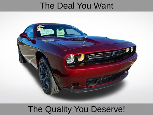 Used 2017 Dodge Challenger SXT image 1