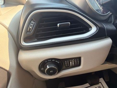 Used 2022 Chrysler Pacifica Touring-L FWD image 25
