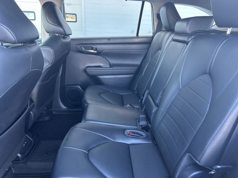 Used 2020 Toyota Highlander XLE image 26