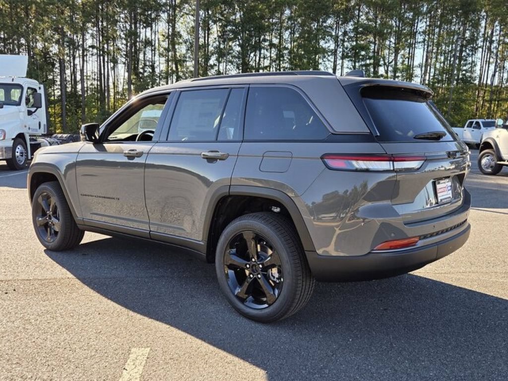 New 2027 Jeep Grand Cherokee Limited RWD image 6