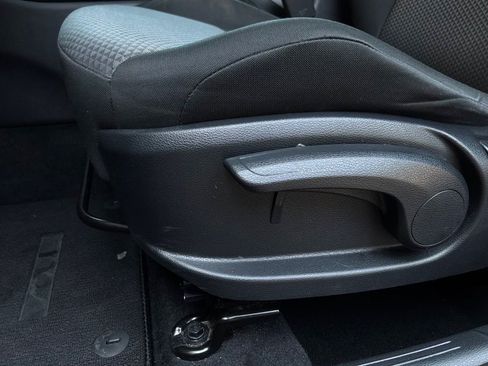 Used 2025 Kia Soul LX w/ LX Technology Package FWD image 11