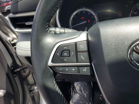 Used 2022 Toyota Highlander XLE FWD image 22