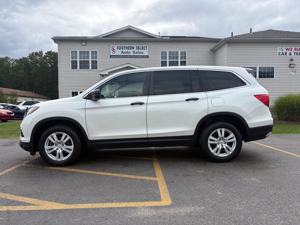 Used 2017 Honda Pilot LX image 1