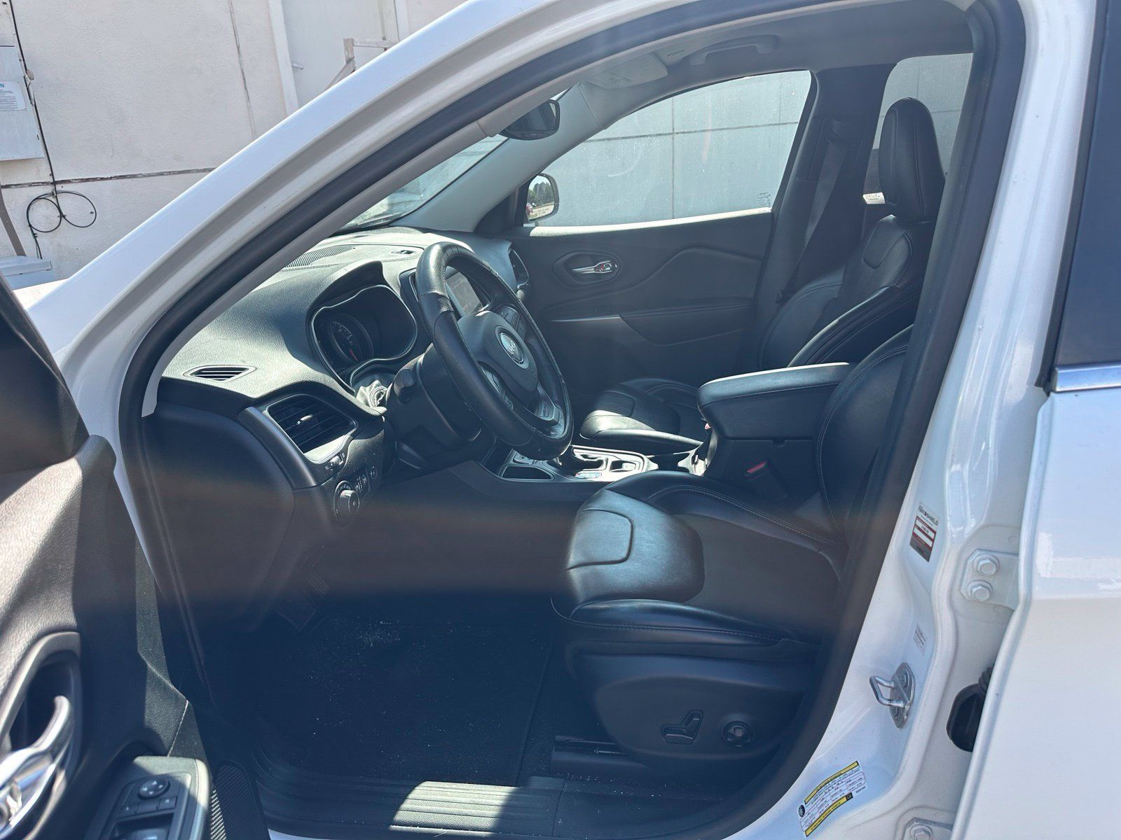 Used 2019 Jeep Cherokee Latitude Plus w/ Comfort/Convenience Group FWD image 11