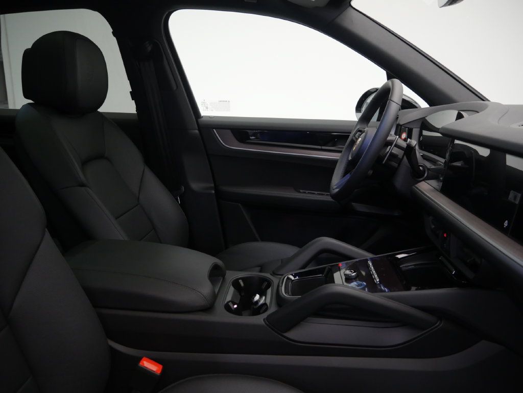 Certified 2026 Porsche Cayenne AWD/4WD image 31