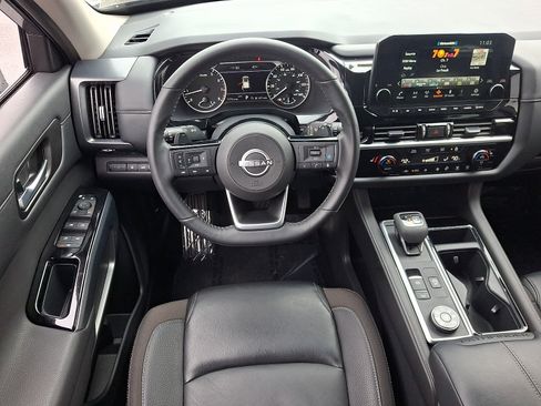 Certified 2025 Nissan Pathfinder SL w/ Black Appearance Package AWD/4WD image 11