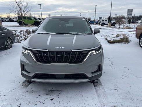 Used 2024 Kia Carnival EX image 2