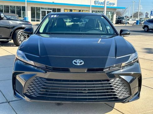 Used 2025 Toyota Camry LE image 2