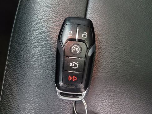 Used 2017 Ford Explorer XLT w/ Equipment Group 202A AWD/4WD image 32