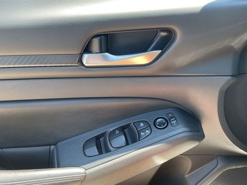 Used 2024 Nissan Altima 2.5 SV FWD image 21