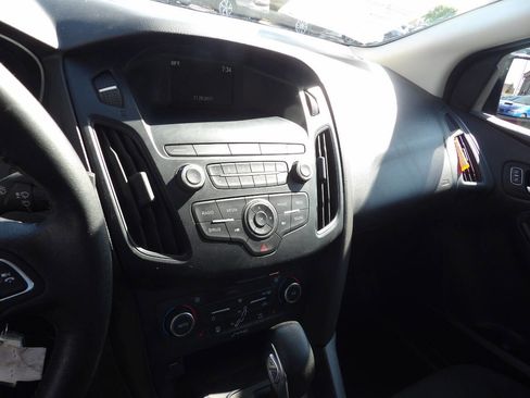 Used 2018 Ford Focus SE w/ SE Appearance Package FWD image 7