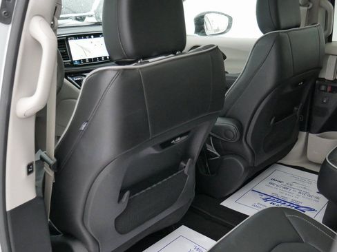 Used 2024 Chrysler Pacifica Limited image 18