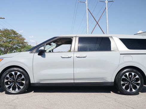 Used 2022 Kia Carnival EX FWD image 2