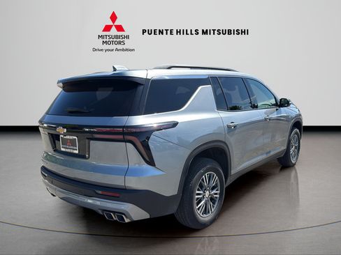 Used 2025 Chevrolet Traverse LT FWD image 5
