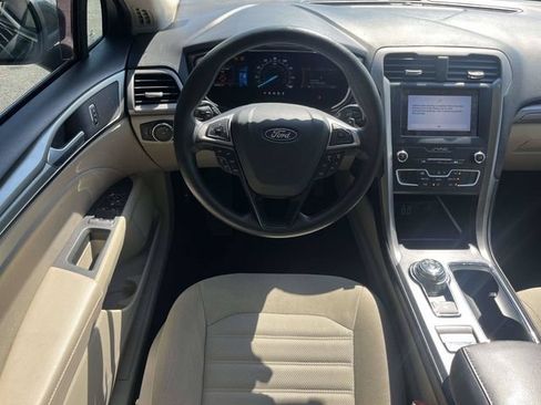 Used 2019 Ford Fusion SE FWD image 16