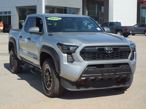 Used 2025 Toyota Tacoma TRD Off-Road AWD/4WD image 25