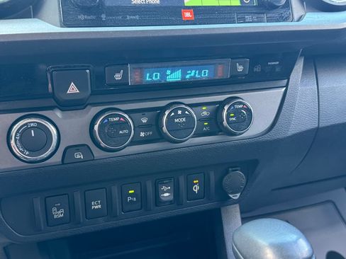 Used 2017 Toyota Tacoma TRD Sport AWD/4WD image 15