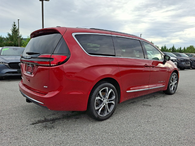 Used 2026 Chrysler Pacifica Pinnacle w/ Trailer Tow Group AWD/4WD image 6