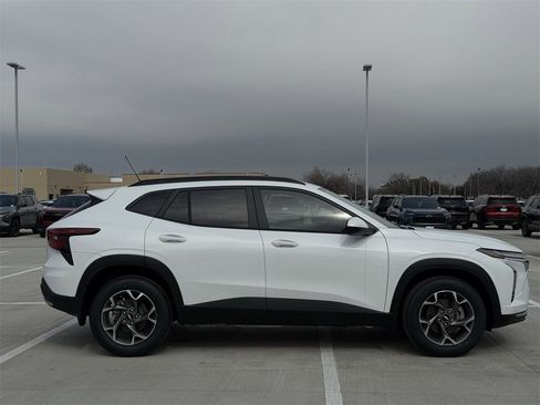 New 2026 Chevrolet Trax LT w/ Sunroof Package image 3