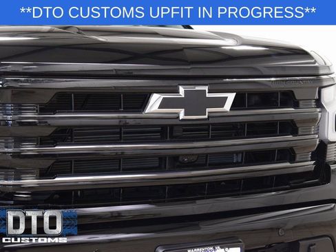 Used 2025 Chevrolet Silverado 1500 High Country w/ Midnight Edition AWD/4WD image 11