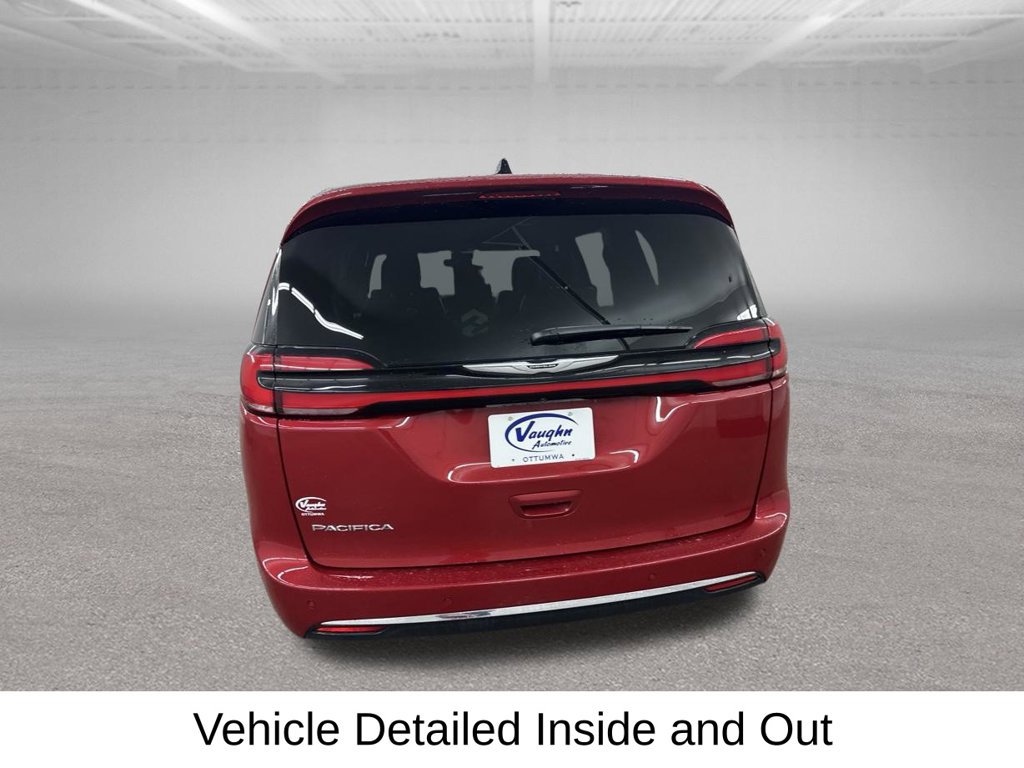Used 2025 Chrysler Pacifica Select FWD image 11