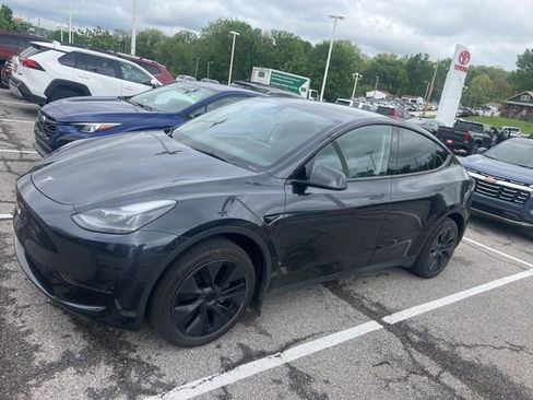 Used 2024 Tesla Model Y 2WD image 2