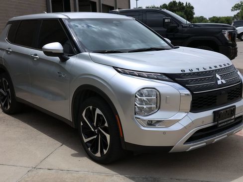 Used 2025 Mitsubishi Outlander SE AWD/4WD image 3