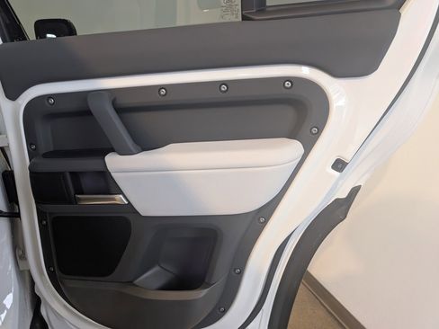 New 2026 Land Rover Defender 110 X-Dynamic SE image 27