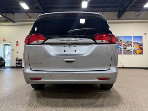 Used 2021 Chrysler Voyager L FWD image 18