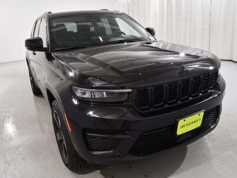 Used 2023 Jeep Grand Cherokee Altitude AWD/4WD image 4