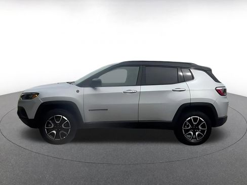 Used 2025 Jeep Compass Trailhawk AWD/4WD image 8
