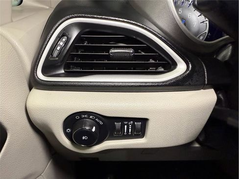 Used 2023 Chrysler Pacifica Touring-L image 36