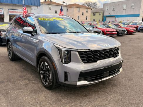 Used 2024 Kia Sorento S image 2