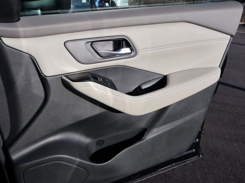 Used 2023 Nissan Rogue SL w/ SL Premium Package image 11