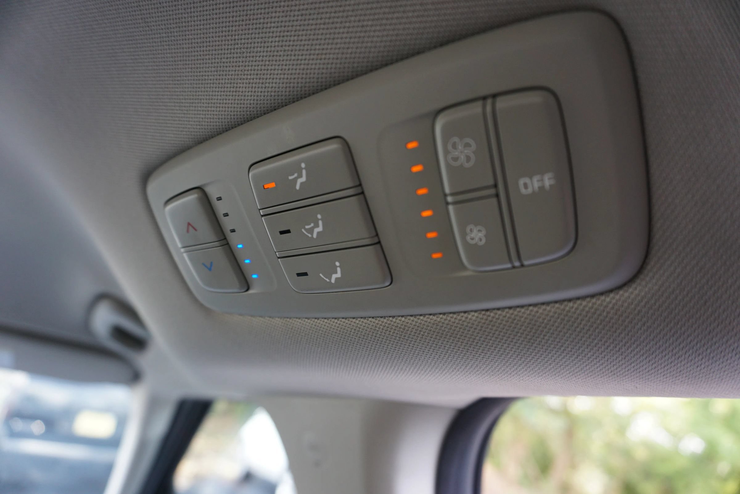 Used 2022 Kia Carnival LX FWD image 23