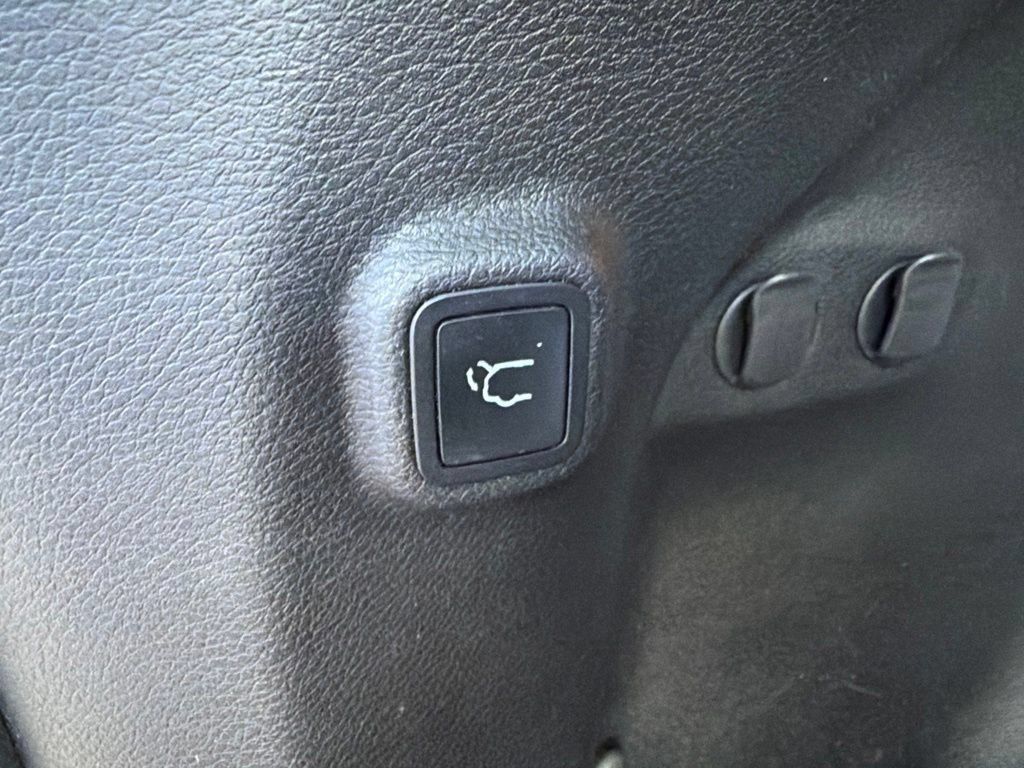 Used 2021 Jeep Cherokee Trailhawk w/ Comfort/Convenience Group AWD/4WD image 16