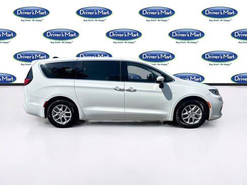 Used 2023 Chrysler Pacifica Touring-L FWD image 8