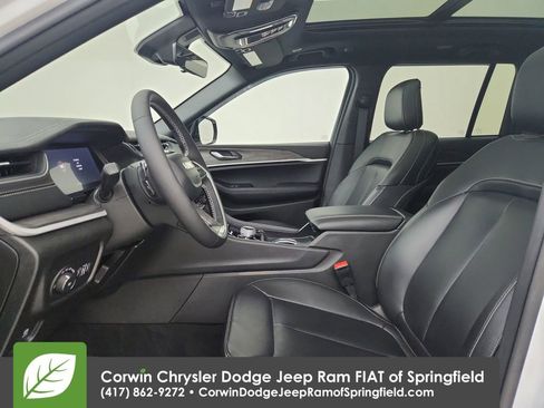Certified 2025 Jeep Grand Cherokee Limited w/ Black Appearance Package AWD/4WD image 19