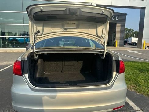 Used 2011 Volkswagen Jetta SE FWD image 12
